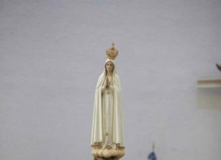 Cientos de católicos reciben a la Virgen de Fátima en la Catedral de Managua