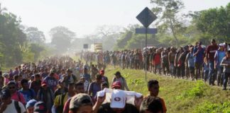 Caravana migrante entra de forma irregular a México pero promete orden