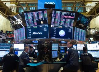 Wall Street sufre fuertes pérdidas a media sesión y el Dow cae 500 puntos