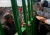 México frena intento de hondureños para cruzar frontera