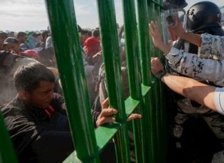 México frena intento de hondureños para cruzar frontera