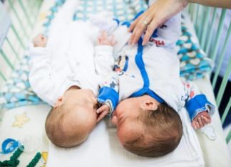 Mujer de Florida da a luz dos pares de gemelos en el mismo año