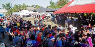 Caravana migrante aguarda en campamentos en la frontera para cruzar a México