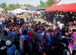 Caravana migrante aguarda en campamentos en la frontera para cruzar a México