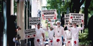 Hombres Manchados de Sangre protestan en Florida contra la circuncisión