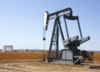 El precio del petróleo sube en torno al 2 % por la tensión en Libia