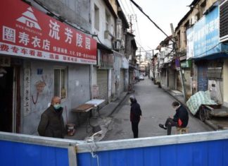 China eleva a 2.592 los muertos por COVID-19 entre los 77.150 infectados