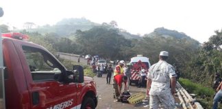 Un migrante muerto y 45 heridos tras volcarse un camión en el este de México