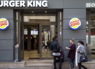 Una hamburguesa con moho, anuncio de Burger King para acabar con los conservantes