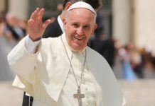 El papa pide mantener la esperanza durante esta pandemia en misa Sábado Santo