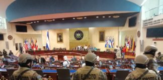 El presidente salvadoreño abre polémica sesión en custodiado Parlamento