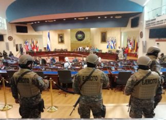 El presidente salvadoreño abre polémica sesión en custodiado Parlamento