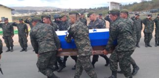 Rinden honores a cuatro policías fallecidos en tiroteo en juzgado de Honduras