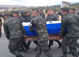Rinden honores a cuatro policías fallecidos en tiroteo en juzgado de Honduras