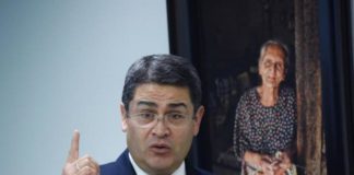 El presidente de Honduras coloca primera piedra de fábrica de multinacional Nike