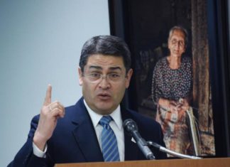 El presidente de Honduras coloca primera piedra de fábrica de multinacional Nike
