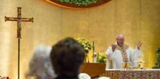 Hombre agrede a un diácono en plena misa y acaba preso