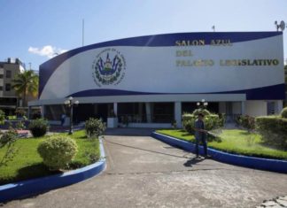 El Supremo y el Congreso buscan una salida a la crisis salvadoreña ante un «intento de golpe»