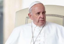 El papa critica la reducción de inversión en educación y la subida en armas