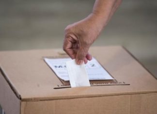 Retrasos y denuncias de irregularidades en los comicios municipales dominicanos