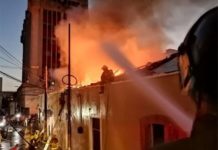 Incendio consume varios negocios atrás de Iglesia La Catedral en la capital