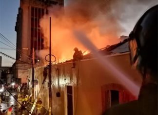 Incendio consume varios negocios atrás de Iglesia La Catedral en la capital