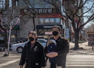 Los nuevos casos descienden en China aunque el país continúa en vilo