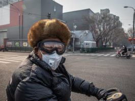 Roma multará con hasta 500 euros a quien tire mascarillas en la calle