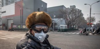 Roma multará con hasta 500 euros a quien tire mascarillas en la calle