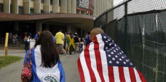 Muerte y abusos aguardan por salvadoreños deportados de EE.UU., alerta HRW