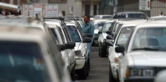 Taxistas hondureños toman bulevar en demanda de bono ante crisis por pandemia