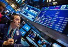 Wall Street abre en rojo y Dow se desploma casi 1.000 puntos por coronavirus