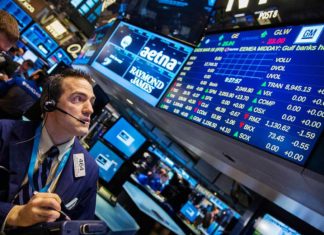 Wall Street abre en rojo y Dow se desploma casi 1.000 puntos por coronavirus