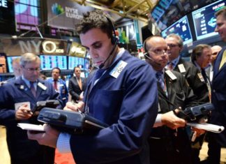 Wall Street abre en verde tras su peor semana desde 2008 por el coronavirus