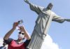 El Cristo de Río se «viste» de médico en homenaje al personal sanitario Brazil coronavirus