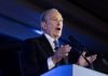 Un emocionado Bloomberg se despide llamando a derrotar a Donald Trump