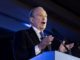 Un emocionado Bloomberg se despide llamando a derrotar a Donald Trump