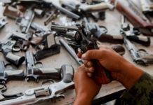 Aumenta la venta de armas en EEUU por el temor a los efectos del coronavirus