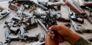 Aumenta la venta de armas en EEUU por el temor a los efectos del coronavirus