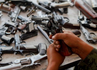 Aumenta la venta de armas en EEUU por el temor a los efectos del coronavirus