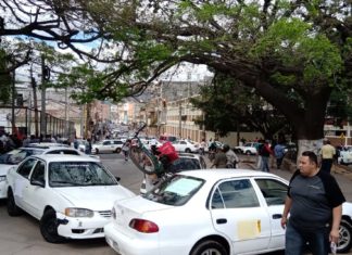Taxistas protestan por violencia y legalización de taxis de lujo en Honduras