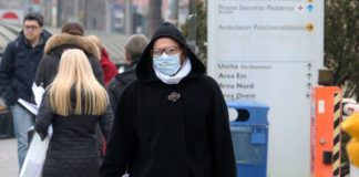 Ni besos ni apretones de mano en Italia para frenar el coronavirus