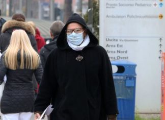 Ni besos ni apretones de mano en Italia para frenar el coronavirus