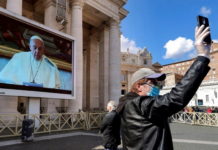 El papa bendice al mundo en soledad por el coronavirus