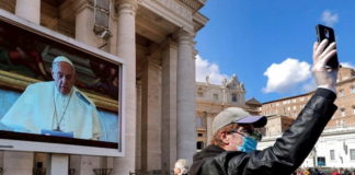 El papa bendice al mundo en soledad por el coronavirus