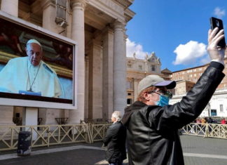 El papa bendice al mundo en soledad por el coronavirus
