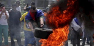 Policía desaloja a grupos que exigen alimentos ante coronavirus en Honduras