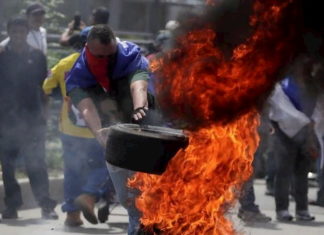 Policía desaloja a grupos que exigen alimentos ante coronavirus en Honduras