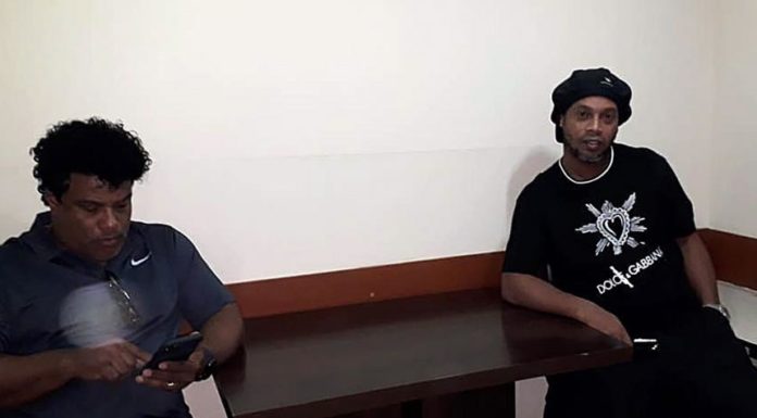 Ronaldinho seguirá encarcelado tras rechazo a arresto en mansión millonaria