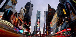 Nadie mira los luminosos de Times Square, Nueva York se queda en casa